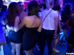 Enthousiasteling, Blond, Naakte man aangeklede vrouw, Dansen, Brillen, Interraciaal, Ondergoed, Swinger