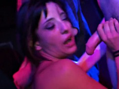 Amateur, Grosse bite, Gros seins, Sucer une bite, Brunette brune, Club, Hard, Public