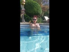 Amateur, Femelle, Masturbation, Orgasme, Piscine, Public, Rousse roux, Solo