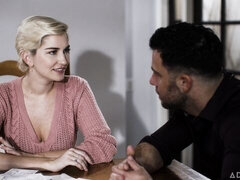 Gros cul, Grosse bite, Gros seins, Blonde, Sucer une bite, En levrette, Pieds, Cheveux courts