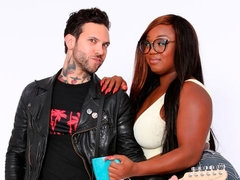 Gros cul, Gros seins, Sucer une bite, Éjaculation interne, Queue, En levrette, Énorme, Interracial