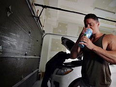 アナル, デカチン, フェラチオ, 車, 手コキする, 筋肉, ピアス, タトゥー