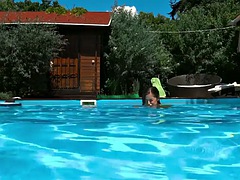 Tussi, Braunhaarige, Fetisch, Ungarisch, Milf, Pool, Öffentlich, Titten