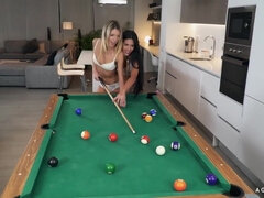 Blonde, Sucer une bite, Brunette brune, Classique, Lesbienne, Lingerie, Orgasme, Tatouage