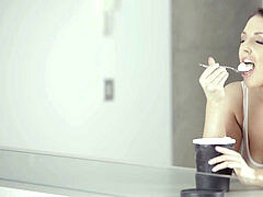 Брюнетки, Женщины, Пальцем, Огромные размеры, Мастурбация, Оргазм, Соло, Сиськи