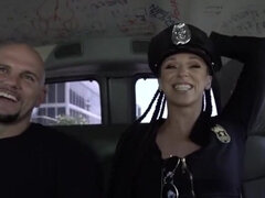 18 ans, Sucer une bite, Brunette brune, Branlette thaïlandaise, Public, Réalité, Adolescente, Nénés