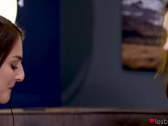 美女, 茶髪の, キス, レズビアン, なめる, 乳首, オマンコ, ガリガリ