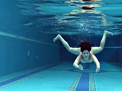 Tussi, Braunhaarige, Tschechisch, Pool, Öffentlich, Solo, Titten, Unter wasser