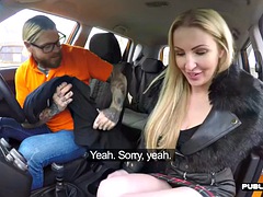 Tussi, Blondine, Auto, Piercing, Öffentlich, Realität, Student, Tätowierung