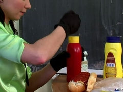 Schwarz, Blondine, Braunhaarige, Zickenkampf, Nahrung, Handschuhe, Natürlich, Kurzes haar