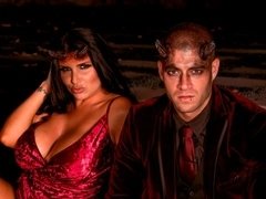 Cul, Gros cul, Brunette brune, En levrette, Groupe, Branlette thaïlandaise, Orgie, Tatouage