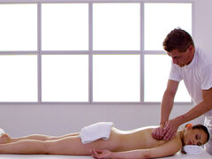 Grosse titten, Braunhaarige, Schwanz, Küssen, Lecken, Massage, Piercing, Uniform