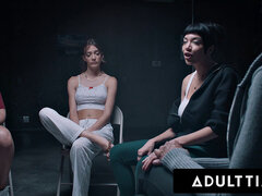 Pijpbeurt, Gebondenheid, Hondjeshouding, Groepseks, Masturbatie, Olie, Shemale, Vibrator