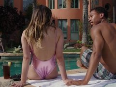 Blonde, Sucer une bite, Brunette brune, Tir de sperme, Hard, Interracial, Piscine, Maillot de bain
