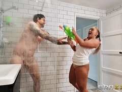 Ванна, Застукали, Член, Поцелуи, Соблазенение, Молоденькие, Сиськи, Влажная