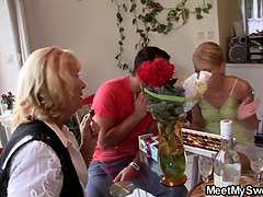 Blonde, Sucer une bite, Femme couguar, Mature, Maman, Belle mère, Adolescente, Plan cul à trois