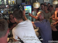 In den arsch, Schönheit, Braunhaarige, Tschechisch, Hardcore, Pissen, Tätowierung, Titten