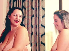 Slaapkamer, Grote mammen, Vingeren, Zoenen, Masturbatie, Moeder die ik wil neuken, Geschoren, Strippen