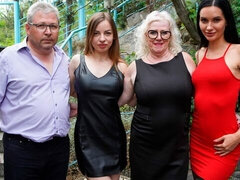 Grosser schwanz, Blasen, Aufs gesicht abspritzen, Flotter vierer, Oma, Hardcore, Pov, Öffentlich