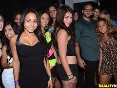 18 años, Tetas grandes, Mamada, Club, Estilo perrito, Fiesta, Flaco, Adolescente