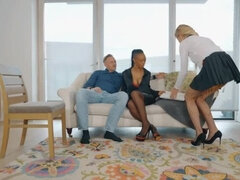 Beauté, Noire, Sucer une bite, Éjaculation interne, Lesbienne, Chatte, Secrétaire, Plan cul à trois