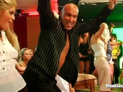 デカパイ, 着衣女と全裸男, 衣服着たままセックス, チン, 女, ホテル, スインガー, 濡れ