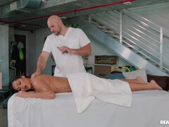 Brunette, Massage