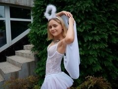 Sucer une bite, En levrette, Première fois, Branlette thaïlandaise, Masturbation, Rasée, Adolescente, Nénés