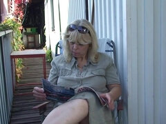 Blondine, Vollbusig, Tschechisch, Hundestellung, Oma, Handjob, Ehemann, Im freien