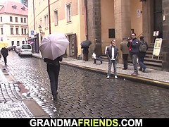 Doppelpenetration, Oma, Lingerie, Reif, Mutti, Realität, Strümpfe, Flotter dreier