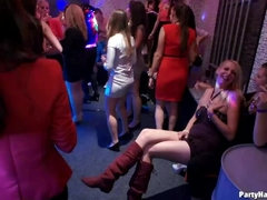 Grosser schwanz, Blasen, Cfnm, Tanzen, Party, Strümpfe, Ablutschen, Swingers