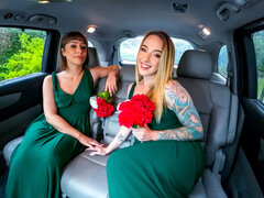 Auto, Hundestellung, Kleid, Gesichtssitzen, Frau frau mann, Küssen, Lecken, Flotter dreier