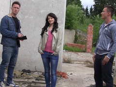 Sucer une bite, Brunette brune, Faciale, Argent, Plan cul à trois