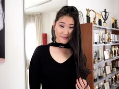 Asiatisch, Blasen, Braunhaarige, Hundestellung, Natürlichen titten, Dürr, Jungendliche (18+), Titten