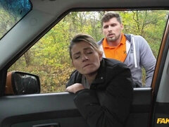 Amateur, Brunette brune, Voiture, Habillées, De plein air, Public, Rasée, Maigrichonne