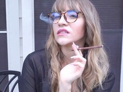 Sadomasoquismo, Hablar sucio, Dominacion femenina, Gafas, Desnudo, Al aire libre, Secretaria, Fumando