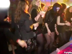 In den arsch, Arsch, Aufs gesicht abspritzen, Gruppensex, Reif, Mutti, Party, Öffentlich