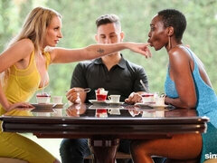 Gros cul, Grosse bite, Gros seins, Petit ami, En levrette, 2 femmes 1 homme, Interracial, Adolescente