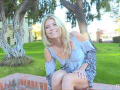 Anal, Acercamiento, Penetracion con dedos, Masturbación, Orgasmo, Público, Solo, Bajo la falda