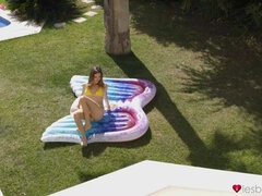 Grosse titten, Bikini, Lecken, Masturbation, Im freien, Muschi, Russisch, Spielzeuge