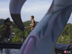 Grosse titten, Spermaladung, Handjob, Pool, Pov, Muschi, Kurzes haar, Tätowierung
