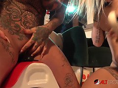 Grosse titten, Blondine, Fingern, Hd, Lesbisch, Masturbation, Rasiert, Tätowierung