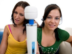 Sucer une bite, Brunette brune, Hard, Seins naturels, Orgasme, Rasée, Tatouage, Vibromasseur