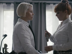 Cul, Chambre à dormir, Blonde, Embrassement, Seins naturels, Jupe, Chaussettes, Fessée