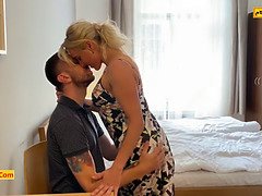 Beauté, Blonde, Plantureuse, Femme couguar, Papa, Branlette thaïlandaise, Léchez, Tatouage