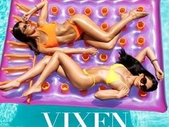 Brunette brune, En levrette, 2 femmes 1 homme, Branlette thaïlandaise, Piscine, Rasée, Plan cul à trois, Voyeur