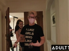 Achter de coulissen, Grote kont, Erotisch, Voeten, Zoenen, Likken, Natuurlijke tieten, Kut duiken