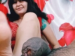 Horny MILF on the prowl for some steamy free fun