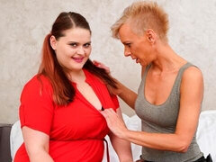 Belle grosse femme bgf, Gode, En levrette, Mamie, Talons, Lesbienne, Pigtail, Strapon