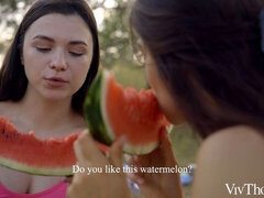 Grosser arsch, Grosse titten, Braunhaarige, Fingern, Lingerie, Muschi, Rasiert, Dürr